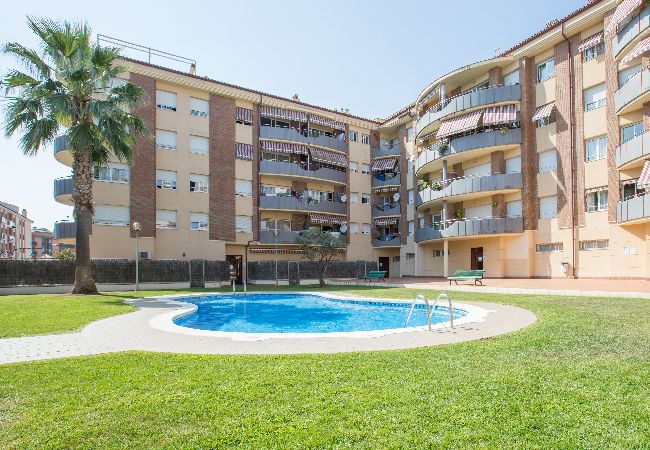 Apartament en Lloret de Mar - 2ROS01 -Acollidor apartament de 3 habitacions amb piscina situat a prop de la platja de Fenals (Lloret de Mar)