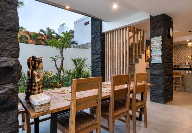 Vil.la en Seminyak - Ambalika- Casa de 3 habitacions amb piscina a prop de la platja de Bali Vil.la en Seminyak - Ambalika- Casa de 3 habitacions amb piscina a prop de la platja de Bali