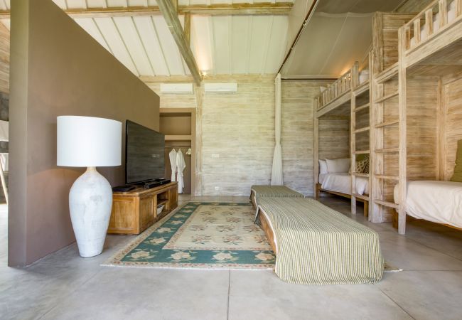 Vil.la en Kerobokan - Mannao - Espectacular casa de 8 habitacions amb piscina a Bali Vil.la en Kerobokan - Mannao - Espectacular casa de 8 habitacions amb piscina a Bali