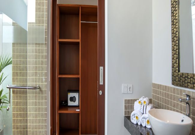 Vil.la en Canggu - Yenian- Casa de 5 habitacions amb piscina a Bali Vil.la en Canggu - Yenian- Casa de 5 habitacions amb piscina a Bali