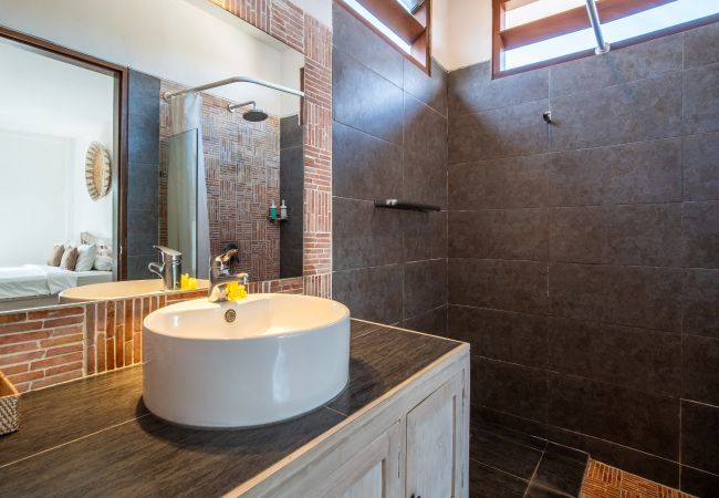 Vil.la en Seminyak - Wiana- Villa per a 6 persones amb piscina a prop de la platja de Bali Vil.la en Seminyak - Wiana- Villa per a 6 persones amb piscina a prop de la platja de Bali