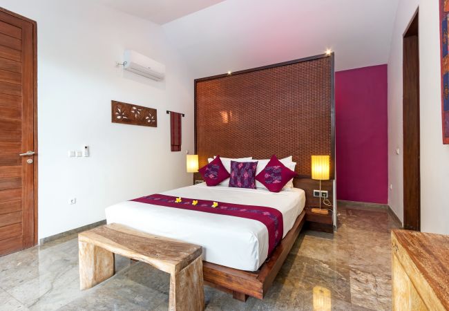 Vil.la en Seminyak - Anjali Purple - Villa d'1 habitació amb piscina a Bali Vil.la en Seminyak - Anjali Purple - Villa d'1 habitació amb piscina a Bali