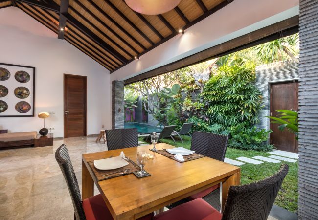 Vil.la en Seminyak - Anjali Purple - Villa d'1 habitació amb piscina a Bali Vil.la en Seminyak - Anjali Purple - Villa d'1 habitació amb piscina a Bali