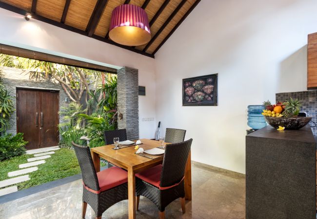 Vil.la en Seminyak - Anjali Purple - Villa d'1 habitació amb piscina a Bali Vil.la en Seminyak - Anjali Purple - Villa d'1 habitació amb piscina a Bali