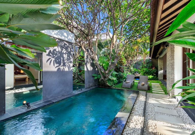 Vil.la en Seminyak - Anjali Purple - Villa d'1 habitació amb piscina a Bali Vil.la en Seminyak - Anjali Purple - Villa d'1 habitació amb piscina a Bali