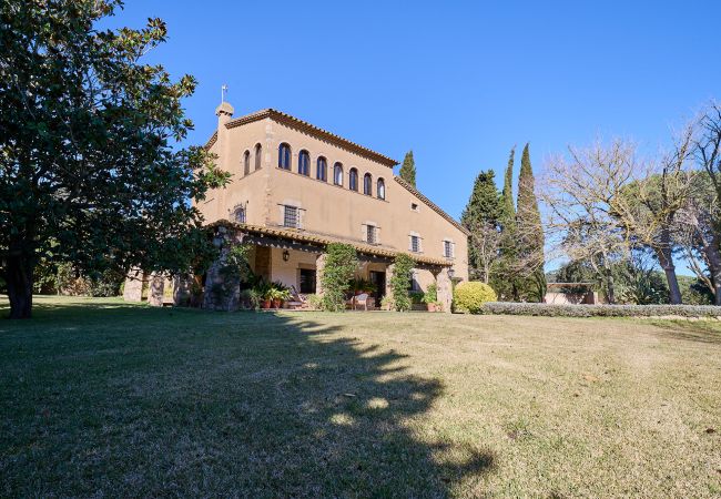 Vil.la en Mont-ras - 1 Mas Pagès, casa rural per a 9 persones amb jardí i piscina privada