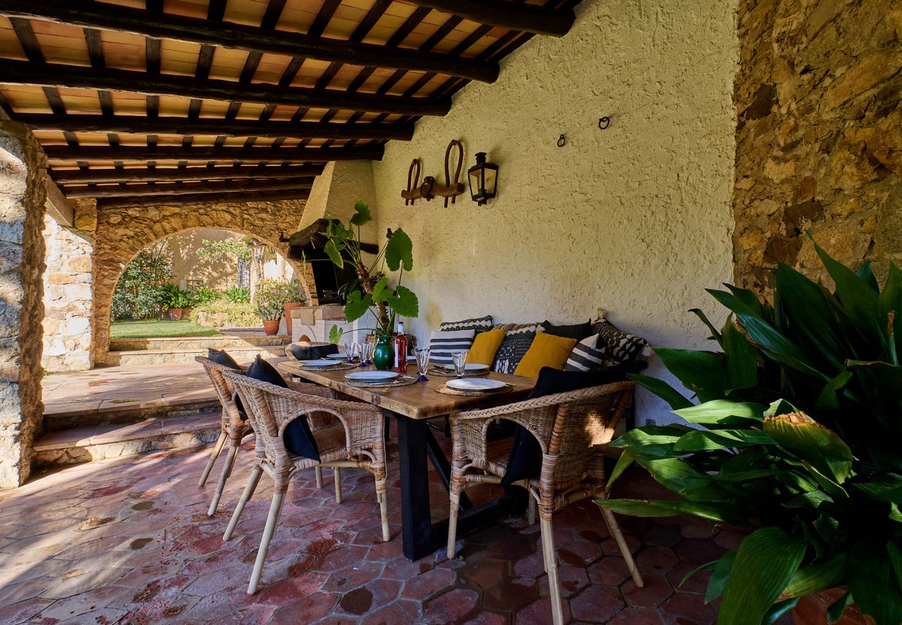 Vil.la en Mont-ras - 1 Mas Pagès, casa rural per a 9 persones amb jardí i piscina privada