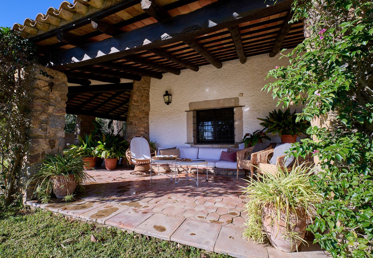 Vil.la en Mont-ras - 1 Mas Pagès, casa rural per a 9 persones amb jardí i piscina privada