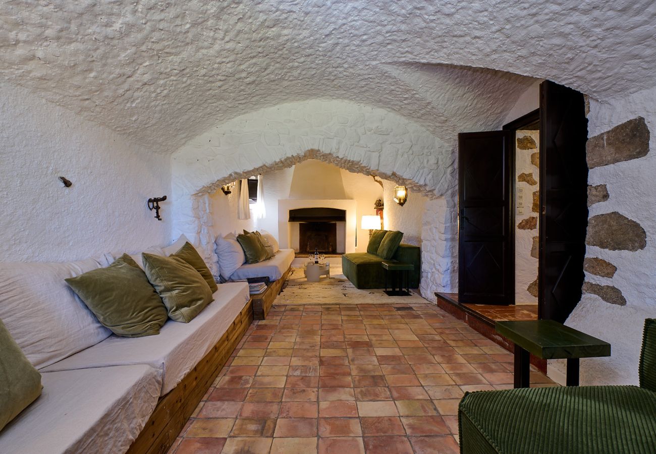 Vil.la en Mont-ras - 1 Mas Pagès, casa rural per a 9 persones amb jardí i piscina privada