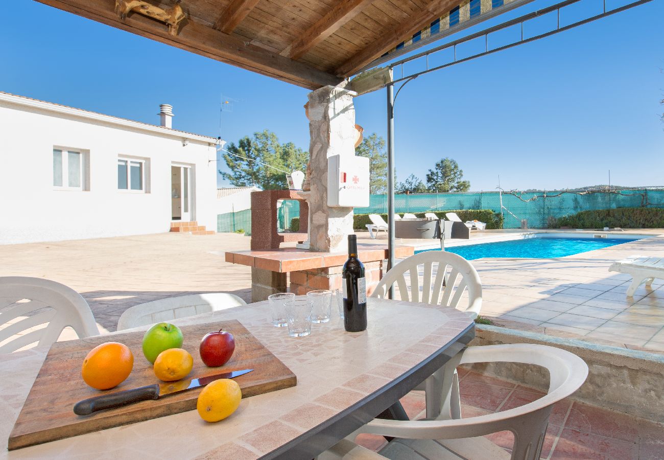 Villa in Lloret de Mar - 2AL01 -Basic 4 bedroom house with private swimming-pool and garden located in a quiet area