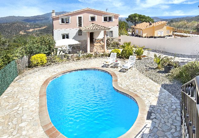 Villa in Lloret de Mar - 2ANG 01 - Cozy and large 5-bedroom house with private pool near Cala Canyelles beach
