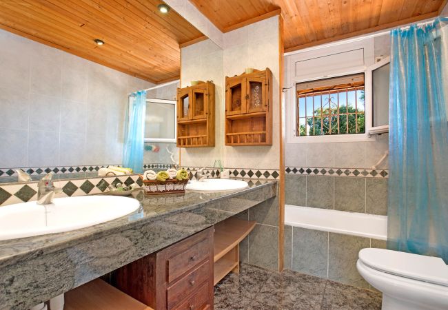 Villa in Lloret de Mar - 2BELL01 - Cozy 4 bedroom house with pool located in a very quiet area Villa in Lloret de Mar - 2BELL01 - Cozy 4 bedroom house with pool located in a very quiet area