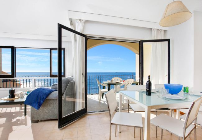 Apartment in Calella de Palafrugell - 1CAN02 -  3 Bedroom apartment with terrace located in front of the beach of Calella de Palafrugell. Apartment in Calella de Palafrugell - 1CAN02 -  3 Bedroom apartment with terrace located in front of the beach of Calella de Palafrugell.