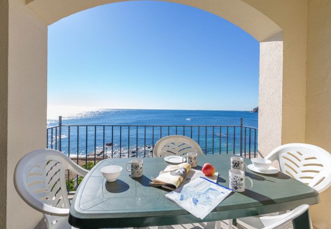 Apartment in Calella de Palafrugell - 1CAN02 -  3 Bedroom apartment with terrace located in front of the beach of Calella de Palafrugell. Apartment in Calella de Palafrugell - 1CAN02 -  3 Bedroom apartment with terrace located in front of the beach of Calella de Palafrugell.
