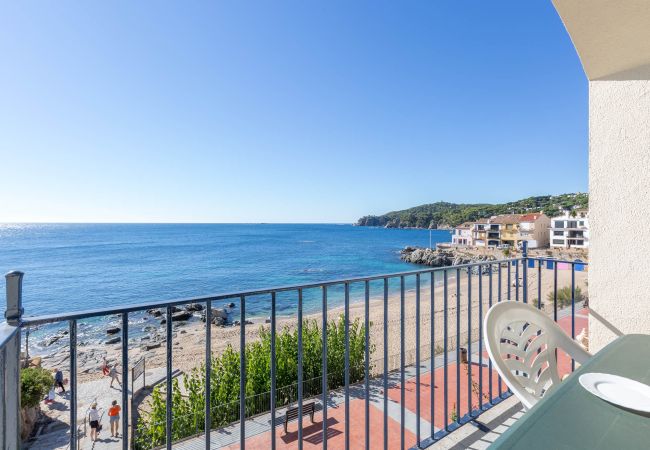 Apartment in Calella de Palafrugell - 1CAN02 -  3 Bedroom apartment with terrace located in front of the beach of Calella de Palafrugell. Apartment in Calella de Palafrugell - 1CAN02 -  3 Bedroom apartment with terrace located in front of the beach of Calella de Palafrugell.