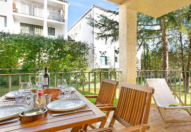 Apartment in Llafranc - 1CEN A1 -Basic  apartment with communal garden and pool, only 800m from the  beach of Llafranc