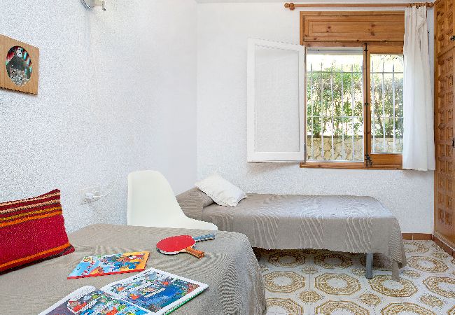 Apartment in Llafranc - 1CEN A1 -Basic  apartment with communal garden and pool, only 800m from the  beach of Llafranc