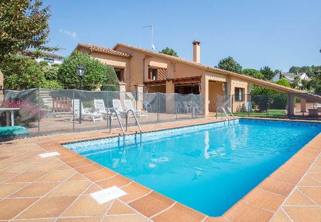 Villa in Vidreres - 2CIP01-6pax - House with capacity for 06 people and private pool located in a quiet area