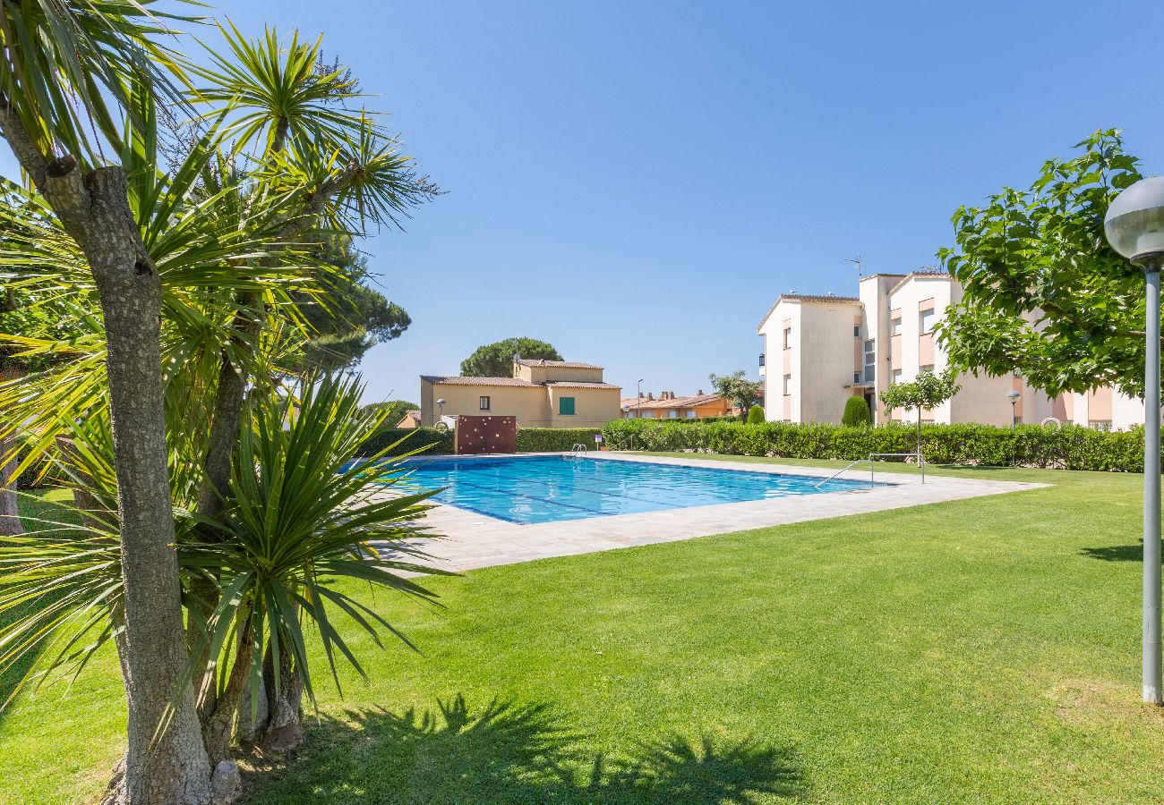 Apartment in Calella de Palafrugell - 1CB T4 -Completely renovated apartment in a very quiet area with garden and communal pool near the beach of Calella de Palafrugell