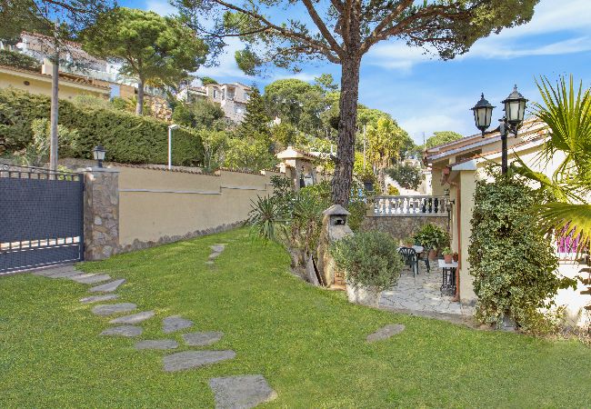 Villa in Lloret de Mar - 2CRISA01- Nice house with private pool and sea views located near the beach
