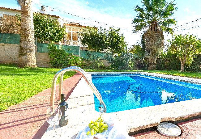 Villa in Lloret de Mar - 2FIN01 - Cozy 3 bedroom house with garden and private pool located in a quiet residential area
