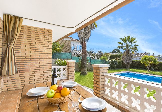 Villa in Lloret de Mar - 2FIN01 - Cozy 3 bedroom house with garden and private pool located in a quiet residential area