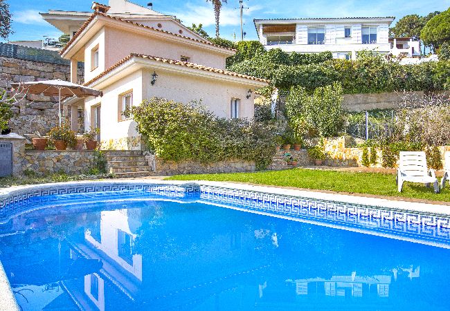 Villa in Lloret de Mar - 2LIN01 -Beautiful house with private pool located in a quiet residential area near the beach
