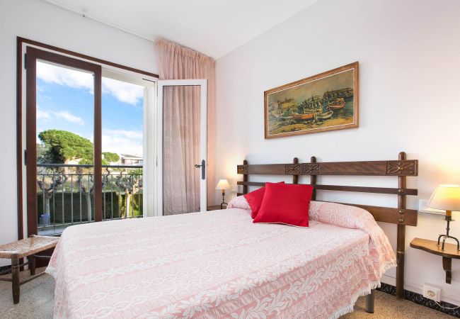 Apartment in Calella de Palafrugell - 1MG G2 - Basic 2 bedroom apartment with communal swimming pool  located 400m from the beach of Calella de Palafrugell, Apartment in Calella de Palafrugell - 1MG G2 - Basic 2 bedroom apartment with communal swimming pool  located 400m from the beach of Calella de Palafrugell,