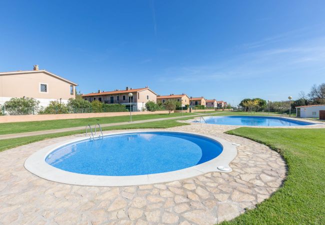 Villa/Dettached house in Torroella de Montgri - 1MP 44 - Attractive house located in a quiet residential complex, with communal garden and swimming pool, just 100 m from  the beach of Pals.