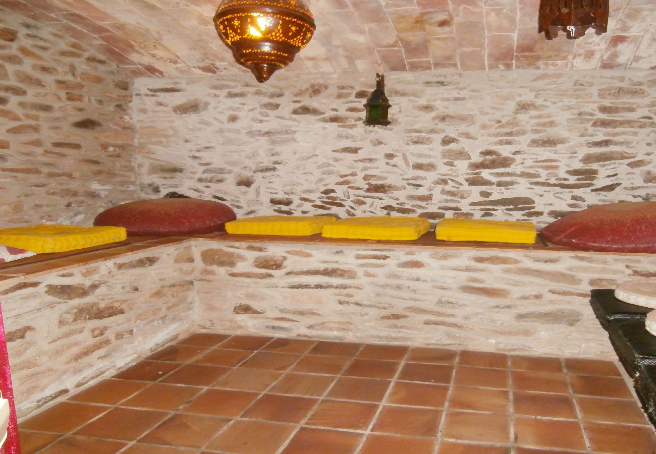 Villa in Cruilles, Monells y San Sadurní - 1MASIA CM - Wonderful restored house from the 17th Century located in the village of Cruïlles, 8 km from the centre and 25 km from the beach.