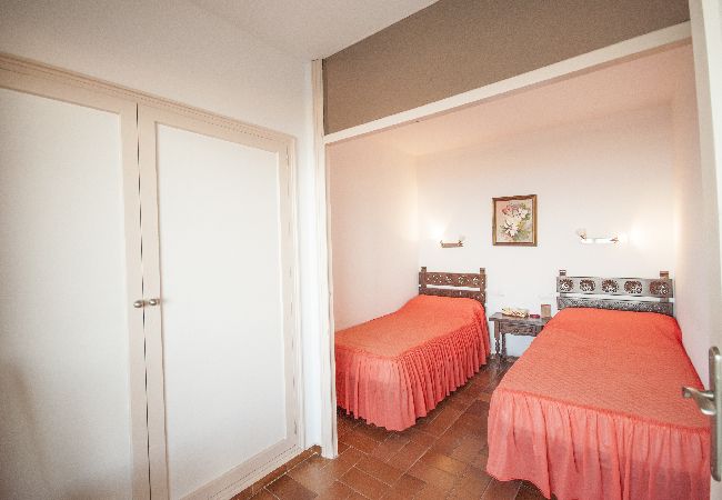 Apartment in Pals - 1MED 12 - Basic apartment in front of the beach of Pals and 100m from the town centre Apartment in Pals - 1MED 12 - Basic apartment in front of the beach of Pals and 100m from the town centre