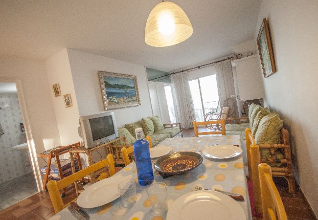 Apartment in Pals - 1MED 17 - Basic apartment in front of the beach of Pals and 100m from the  town centre. Apartment in Pals - 1MED 17 - Basic apartment in front of the beach of Pals and 100m from the  town centre.