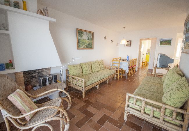 Apartment in Pals - 1MED 17 - Basic apartment in front of the beach of Pals and 100m from the  town centre. Apartment in Pals - 1MED 17 - Basic apartment in front of the beach of Pals and 100m from the  town centre.