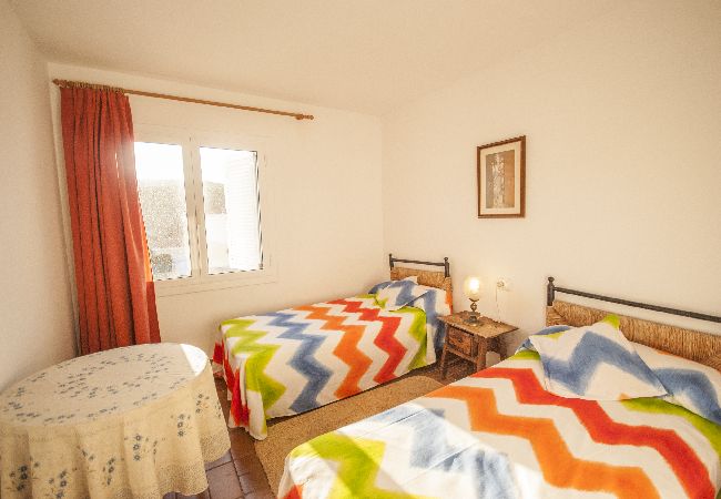 Apartment in Pals - 1MED 17 - Basic apartment in front of the beach of Pals and 100m from the  town centre. Apartment in Pals - 1MED 17 - Basic apartment in front of the beach of Pals and 100m from the  town centre.