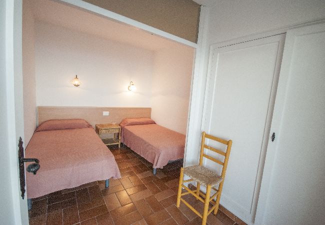 Apartment in Pals - 1MED 17 - Basic apartment in front of the beach of Pals and 100m from the  town centre. Apartment in Pals - 1MED 17 - Basic apartment in front of the beach of Pals and 100m from the  town centre.