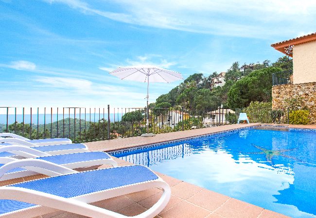 Villa in Lloret de Mar - 2MON6 - Beautiful house with private pool situated in a quiet residential area only 2.5km from the beautiful quiet and lovely beach of Canyelles.