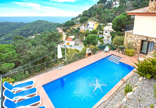 Villa in Lloret de Mar - 2MON6 - Beautiful house with private pool situated in a quiet residential area only 2.5km from the beautiful quiet and lovely beach of Canyelles.