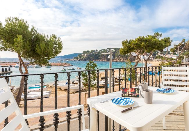 Apartment in Llafranc - 1PAQ01 - Beautiful apartment in an idyllic location on the sea front opposite Llafranc beach with stunning sea views! Near restaurants, supermarkets and pharmacies. 