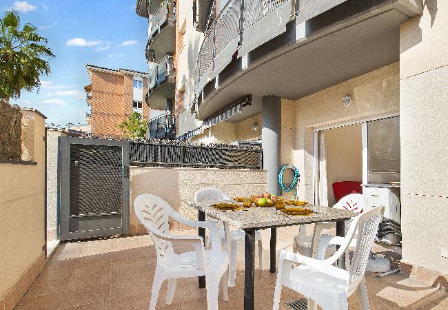 Apartment in Lloret de Mar - 2P53 - Cozy apartment for 4 people with pool located near the center and the beach of Fenals (Lloret de Mar)