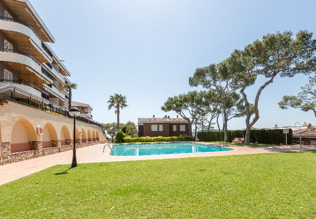 Apartment in Llafranc - 1LLUM 01 - Spacious 4 bedroom apartment with communal garden and swimming pool only 500m from the beach of Llafranc,