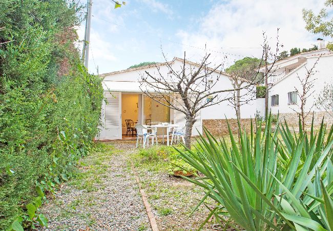 Bungalow in Llafranc - 1SIR 01 - Very simple 2 bedroom apartment located in a very quiet area only 200m from the  beach of Llafranc.