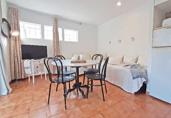 Bungalow in Llafranc - 1SIR 01 - Very simple 2 bedroom apartment located in a very quiet area only 200m from the  beach of Llafranc. Bungalow in Llafranc - 1SIR 01 - Very simple 2 bedroom apartment located in a very quiet area only 200m from the  beach of Llafranc.