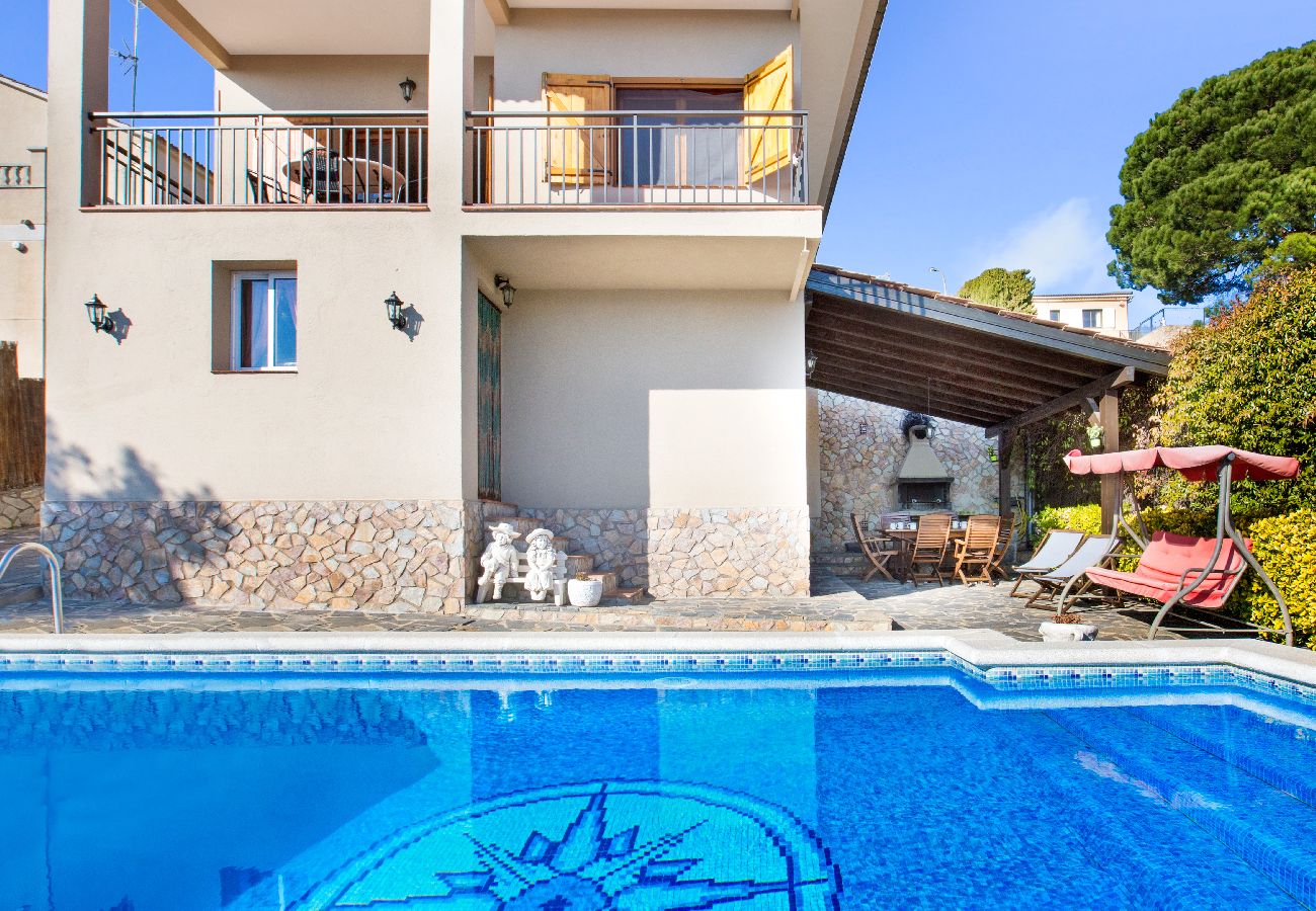 Villa in Lloret de Mar -  2SOPH01 - Cozy house with private pool for 8 people located in a very quiet residential area.