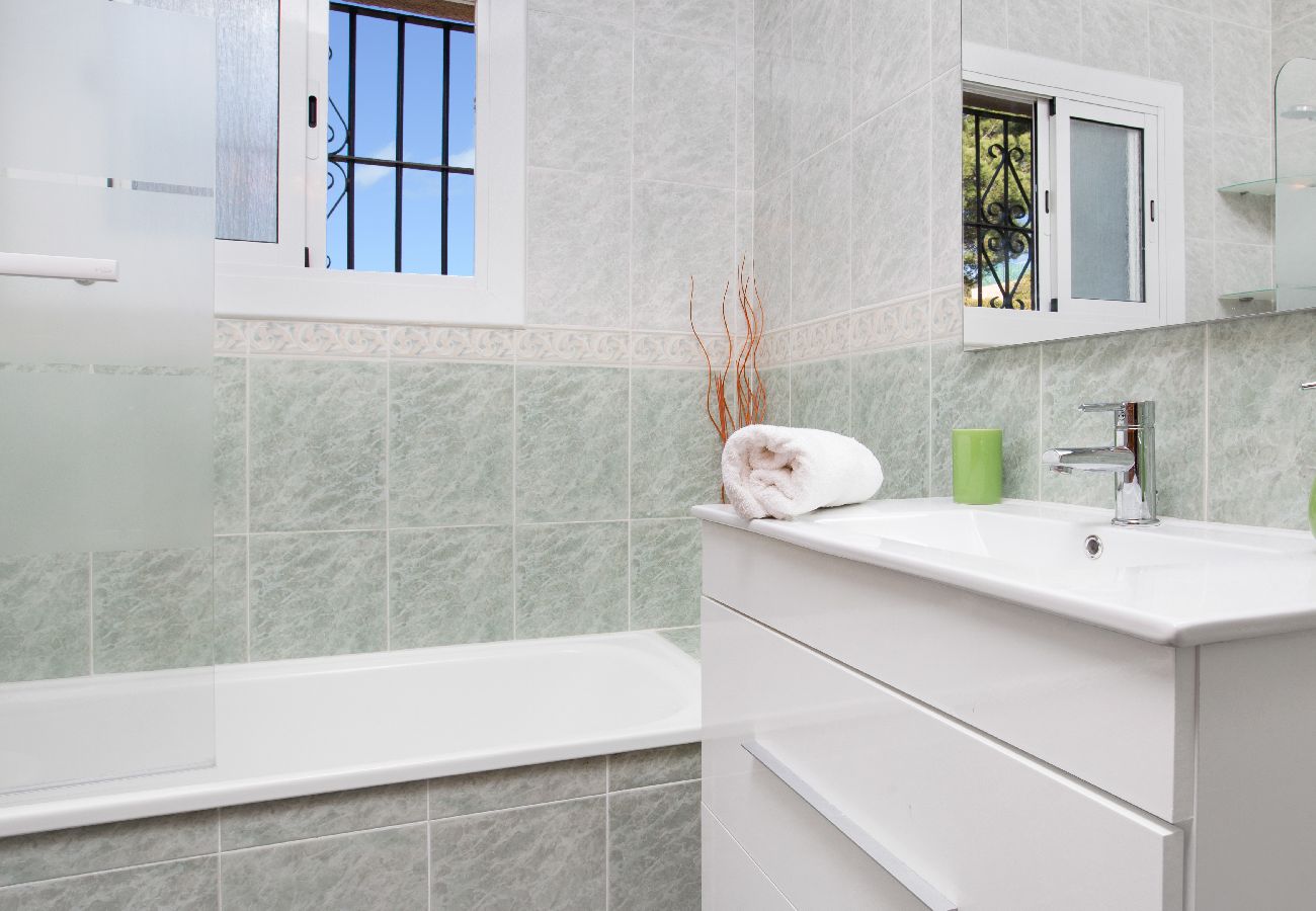 Villa in Lloret de Mar -  2SOPH01 - Cozy house with private pool for 8 people located in a very quiet residential area. Villa in Lloret de Mar -  2SOPH01 - Cozy house with private pool for 8 people located in a very quiet residential area.