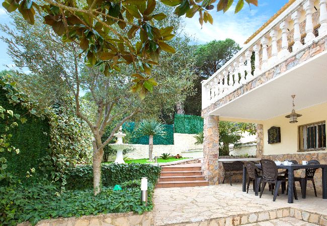 Villa in Lloret de Mar - 2VILA01 -6 bedroom house with private pool and sea views located in a quiet residential area near the beach