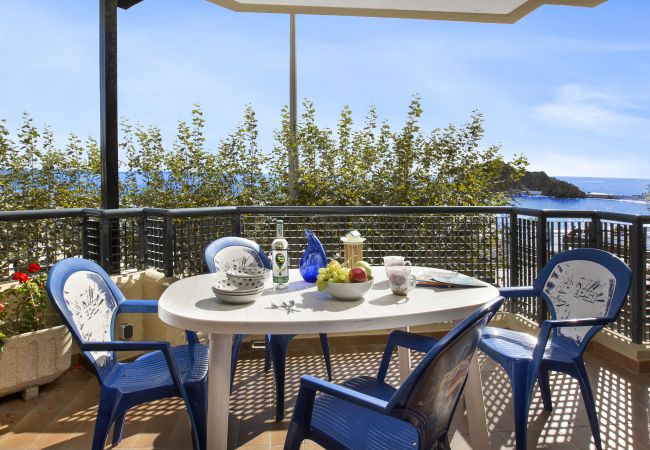 Apartment in Blanes - 2SAP1 - Beautiful apartment for 6 people located in the center of Blanes on the seafront with magnificent views of the sea.