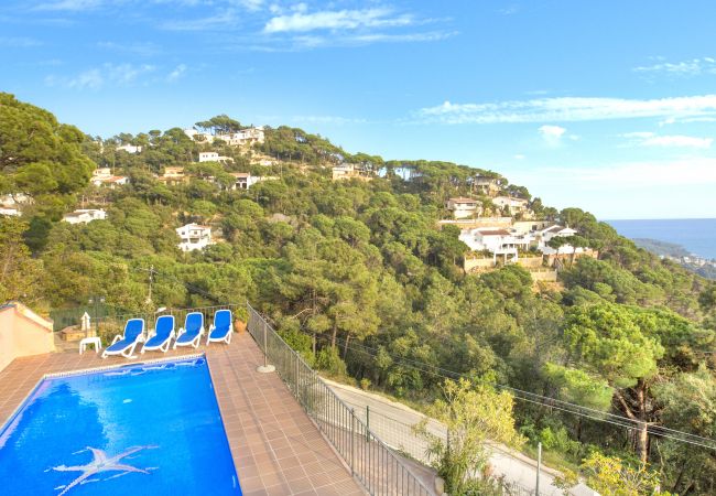 Villa in Lloret de Mar - 2MON10 - Beautiful house with private pool situated in a quiet residential area only 2.5km from the beautiful quiet and lovely beach of Canyelles.
