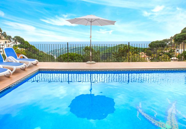 Villa in Lloret de Mar - 2MON10 - Beautiful house with private pool situated in a quiet residential area only 2.5km from the beautiful quiet and lovely beach of Canyelles.