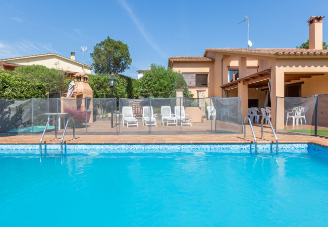 Villa/Dettached house in Vidreres - 2CIP01-12pax - House with capacity for 12 people and private pool located in a quiet area