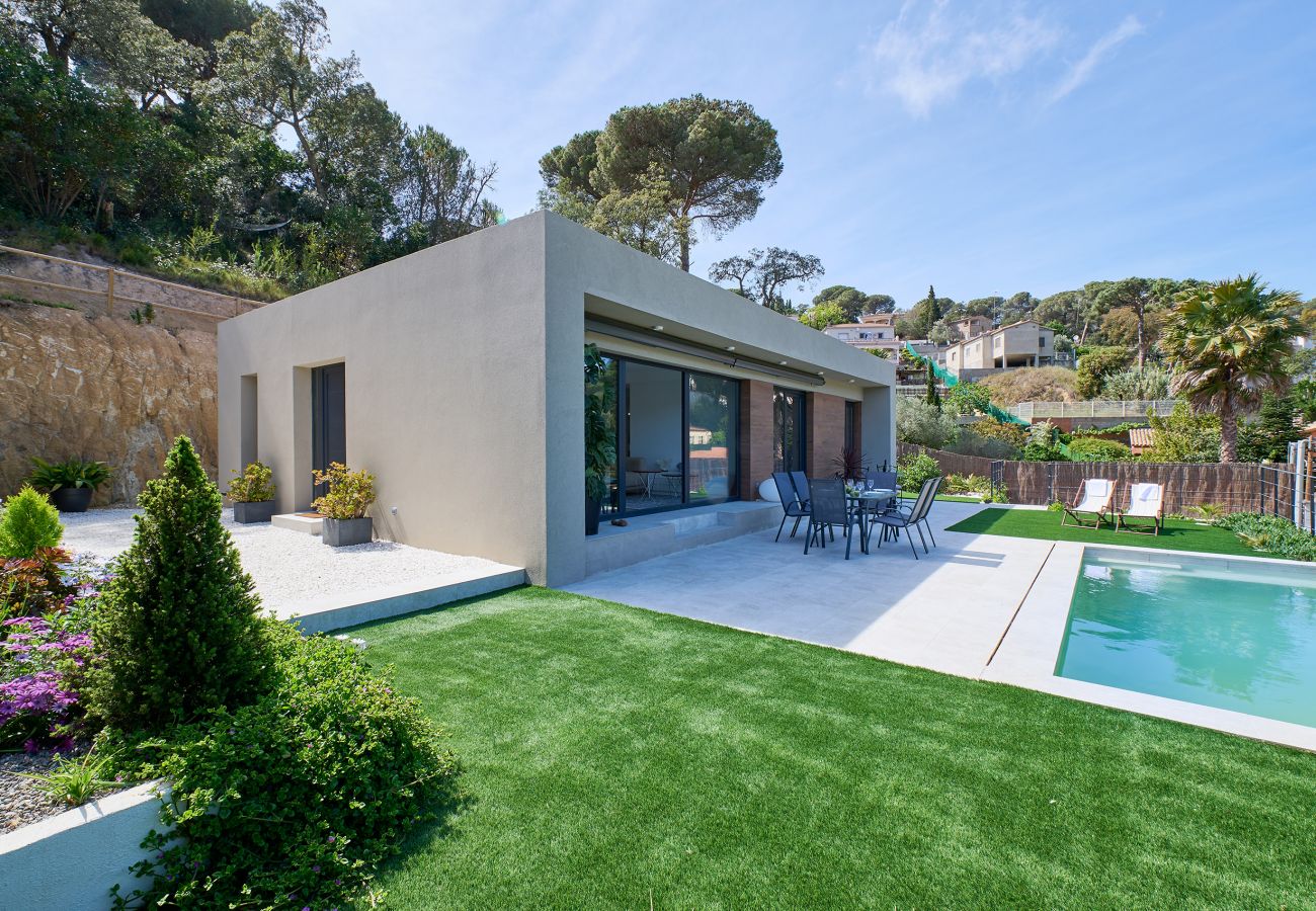 Villa in Vidreres - 2AGN02 - Modern house with private pool located in a residential area.